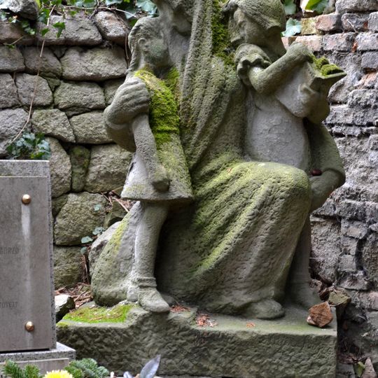 Ev. cintorín Kozia brána, náhrobník so súsoším