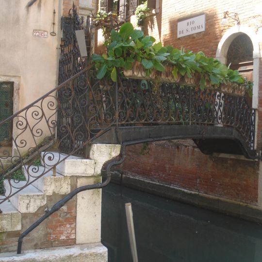 Private bridge on rio tera dei Nomboli