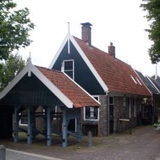 Travalje, d.i. een stellage voor een hoefsmederij, met pannendak