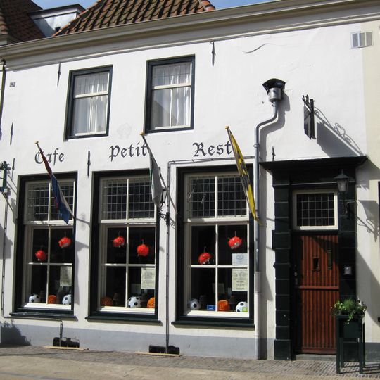 Pand met gepleisterde lijstgevel, 18e-eeuws of van oudere oorsprong