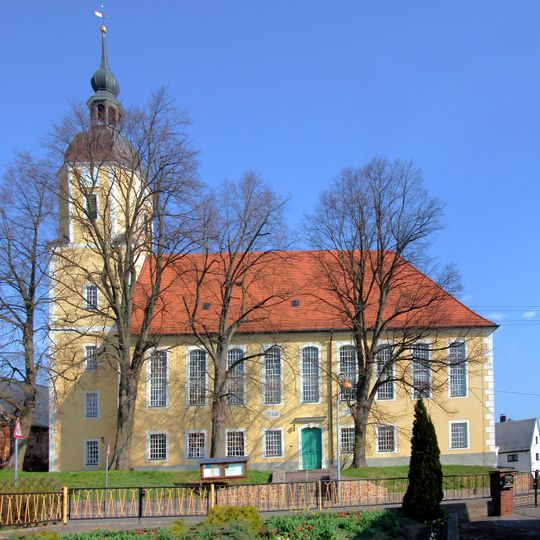 Kirche und zwei Grabmale an der Kirche Zur Kirche -