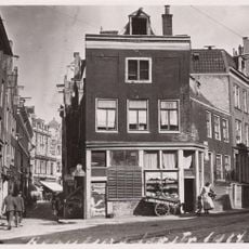 Complex etagewoningen onder dwars dak gevel onder rechte lijst