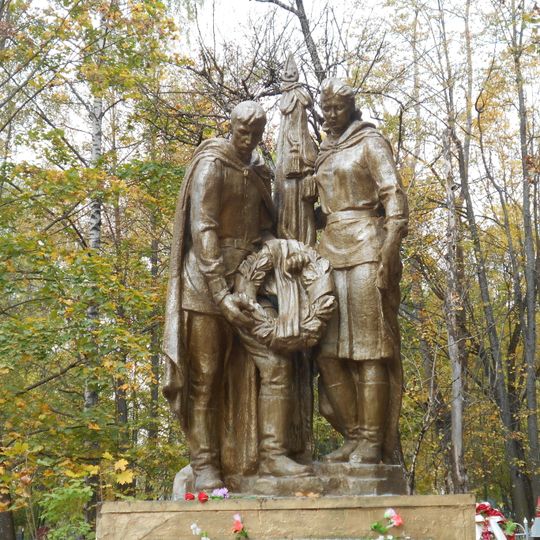 Братская могила советских воинов, погибших в боях с фашистами и умерших от ран в госпиталях