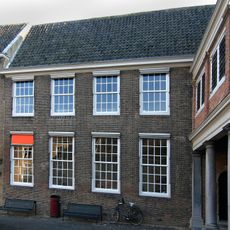 Pand, rechts van de poort naar de steegoversloot, toegankelijk onder deze poort