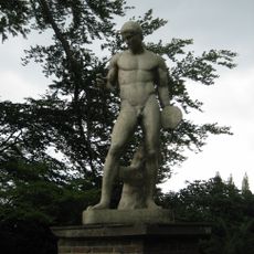 De Wiersse: tuinbeelden op sokkels en molenstenen