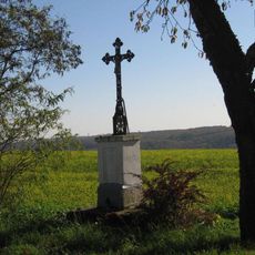 Pamětní kříž u silnice západně od Řepína