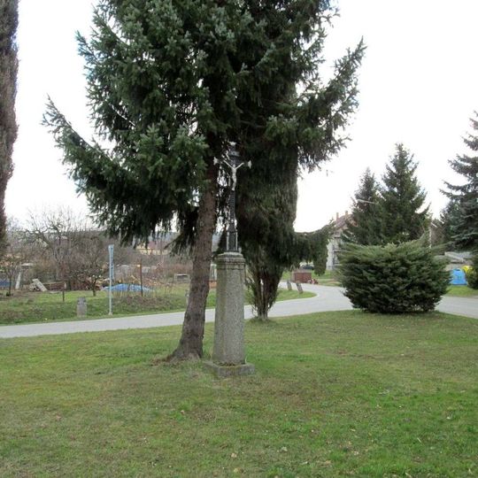 Kříž v Ražicích na křižovatce