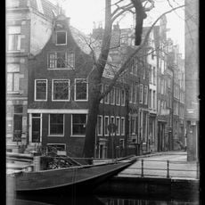 Pand met gave halsgevel verwant aan het 'type-met-doorboorde-bloem', met twee oeils-de-boeuf en een haas of konijn in de afdekking