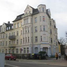 Mietshaus in halboffener Bebauung in Ecklage, mit Vorgarten zur Richard-Wagner-Straße Neefestraße 89