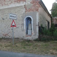 Vestavěná kaplička v Mezholezech u cesty do Bukové