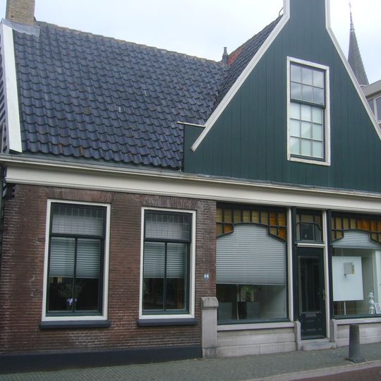Houten huis in l-vorm