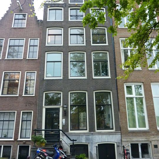 Pand met ingezwenkte halsgevel van vloeiend silhouet