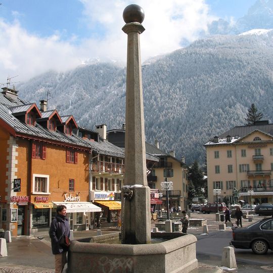 Fontaine, place Jacques-Balmat