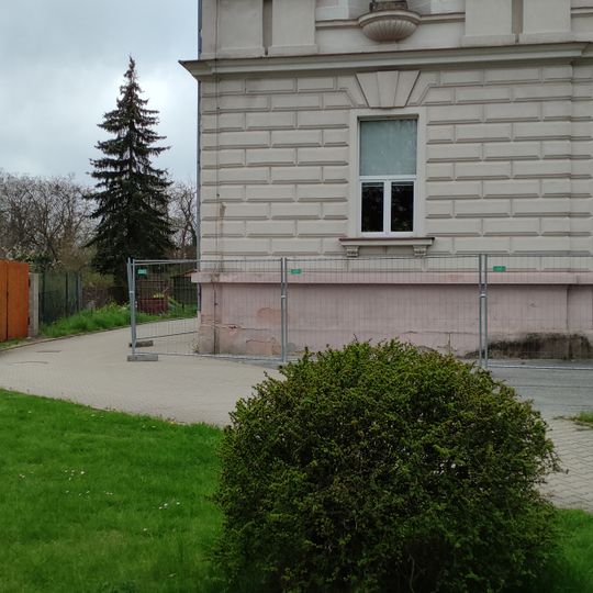 Socha alegorie literatury ve výklenku budovy školy v Mírové ulici v Mimoni