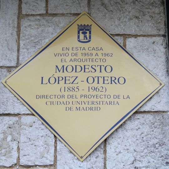 Commemorative plaque to Modesto López-Otero