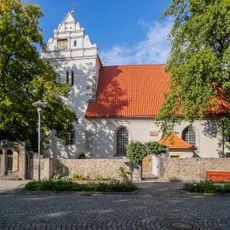 Kirche, dazu Kriegerdenkmal am Kirchhof, einige Grabsteine und Einfriedung (Einzeldenkmal zu ID-Nr. 09303459) Ravensburger Platz -