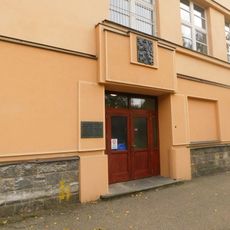 Pamětní deska zabrání školy V Sadech za 2. světové války v Havlíčkově Brodě