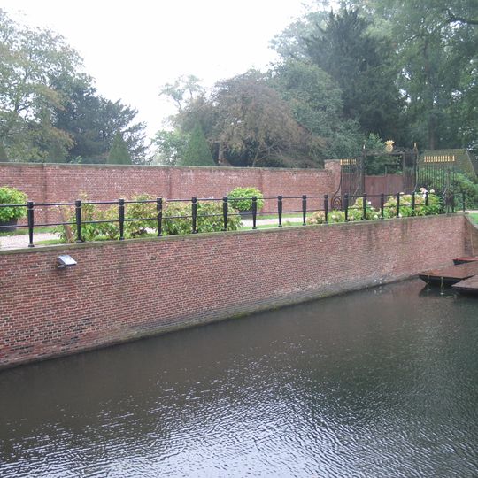 Walmuur van het pad onderlangs het voorplein