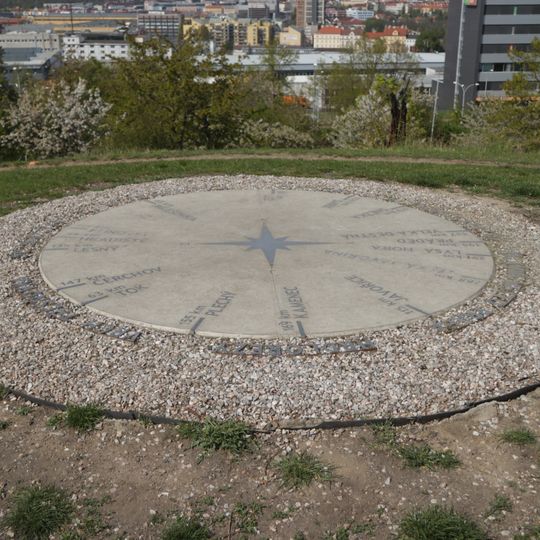 Vyhlídka a směrová růžice na Vrchu Třešňovka
