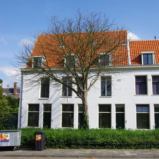 Pand met gepleisterde 18e-eeuwse gevel met zadeldak en rechte gootlijst, aansluitend op nr 3/5