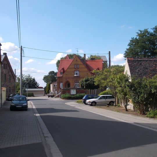 Herrenhaus und ehemaliges Wirtschaftsgebäude eines Rittergutes Am Gutshof 1; 4; 5