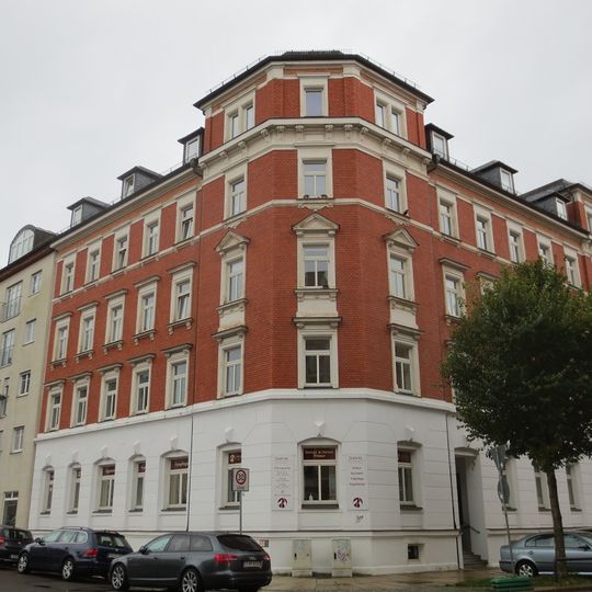 Mietshaus in geschlossener Bebauung in Ecklage Fritz-Matschke-Straße 12