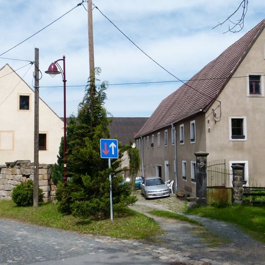 Wohnstallhaus, Scheune und Seitengebäude eines Dreiseithofes Am Anger 9