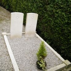 Aizecourt-le-Bas Churchyard, Commonwealth Plot