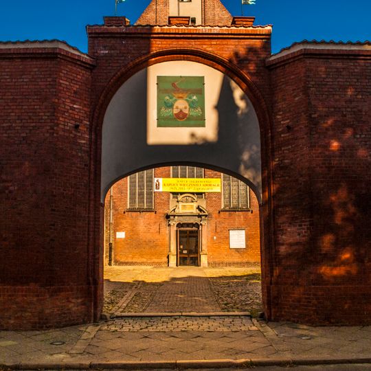 Brama w zespole klasztornym karmelitów, ob. oblatów w Gdańsku
