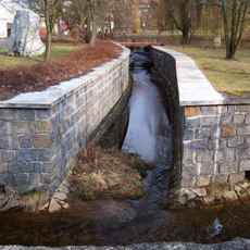 Lávka přes výtok z rybníka u městského úřadu v Sokolově