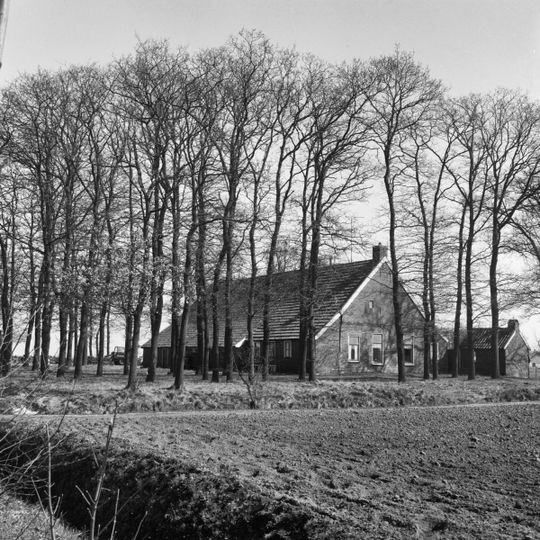 Hallenhuisboerderij met achtergevel in vakwerkconstructie en muren van baksteen en leem