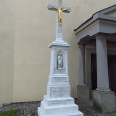 Kříž u kostela Nanebevzetí Panny Marie v Rouchovanech