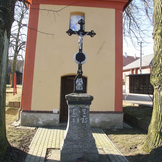 Kříž u kaple Panny Marie v Horních Heřmanicích
