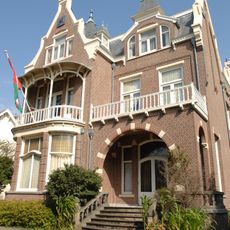 Vrijstaande villa in overgangsarchitectuur