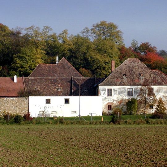 Guggenbergermühle, Wirtschaftshof mit Presshaus und Keller