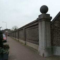 Huis Gronsveld: garden wall