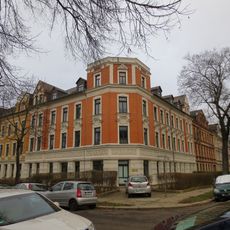 Mietshaus in geschlossener Bebauung in Ecklage mit Vorgarten Kochstraße 25