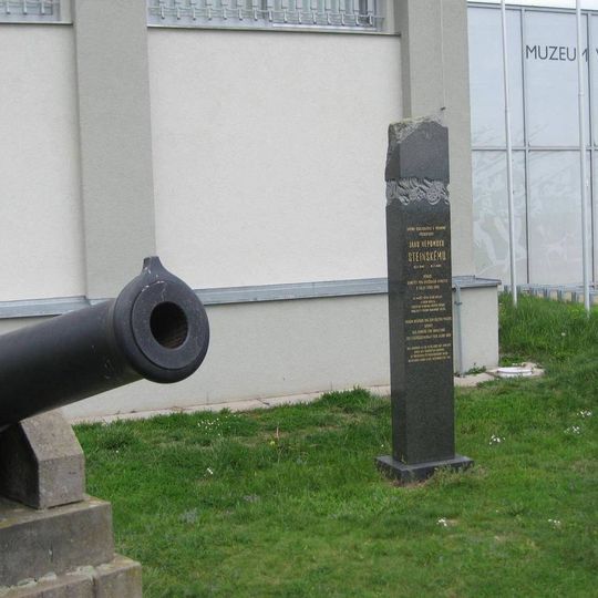 Památník Janu Nepomuku Steinskému před muzeem bitvy u Sadové v Chlumu