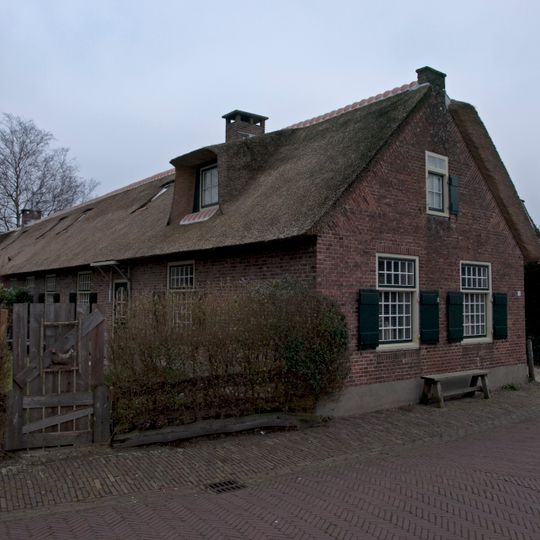 Gedeelte van drie landarbeiderswoningen, in elkaars verlengde onder een met riet gedekt zadeldak gelegen.