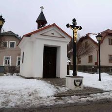 Kříž u kaple v Neřežíně