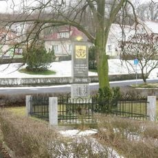 Pomník padlým na návsi v Sedleci