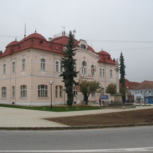 Obecný úrad, radnica, býv. hosti.