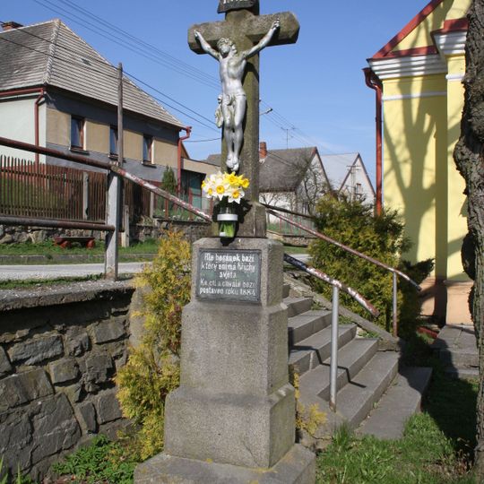 Kříž u kaple v Radoníně