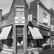 Diep pand met oude kap