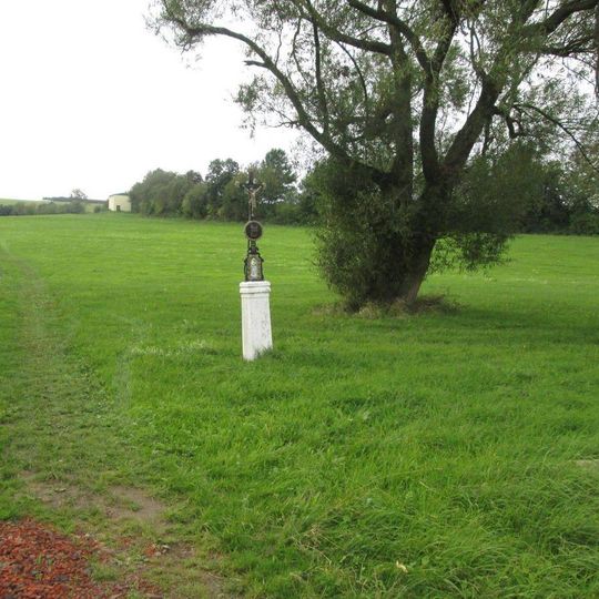 Kříž jižně od Tlumačova u silnice do Pasečnice