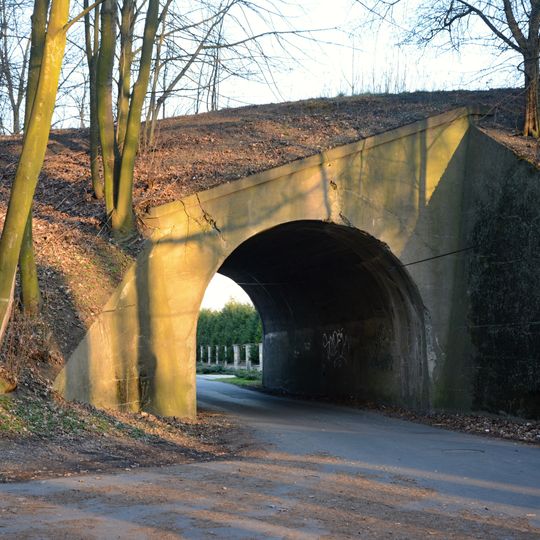Železniční most nedokončené trati Petřkovice - Chałupki mezi Šilheřovicemi a Koblovem