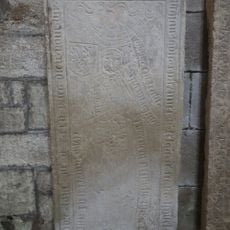 Dalle funéraire de Louis de Rochequin à Saint-Seine-l'Abbaye