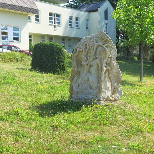 Kamenná plastika jižně od pavilonu 3c v nemocnici v Jilemnici