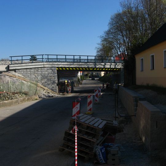 Železniční most přes Poříčskou ulici v Boršově nad Vltavou