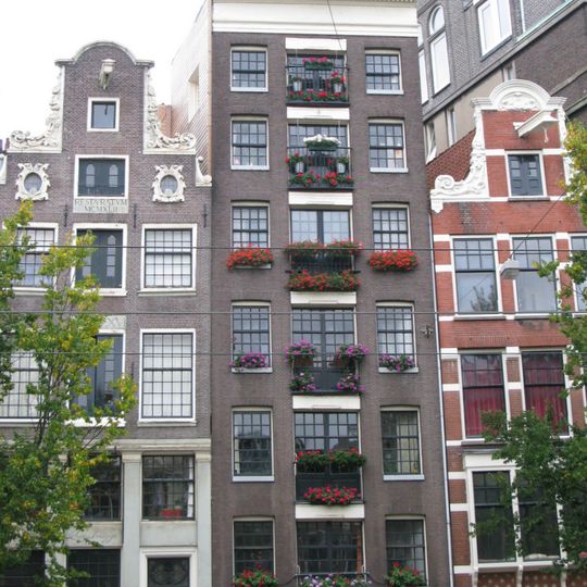 Hoog pakhuis met gevel onder rechte lijst